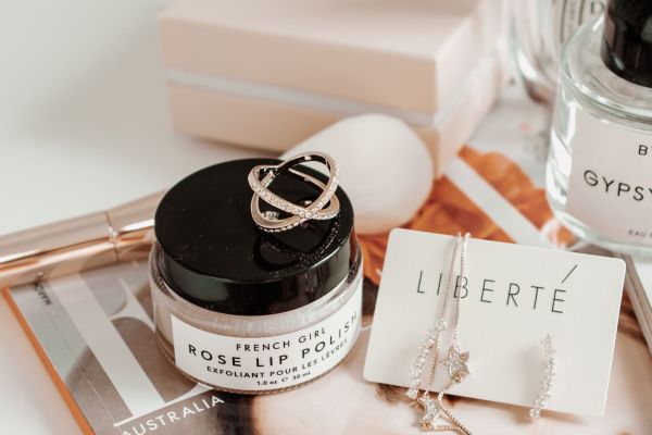 Comment allier cosmétiques et bijoux pour sublimer votre style ?
